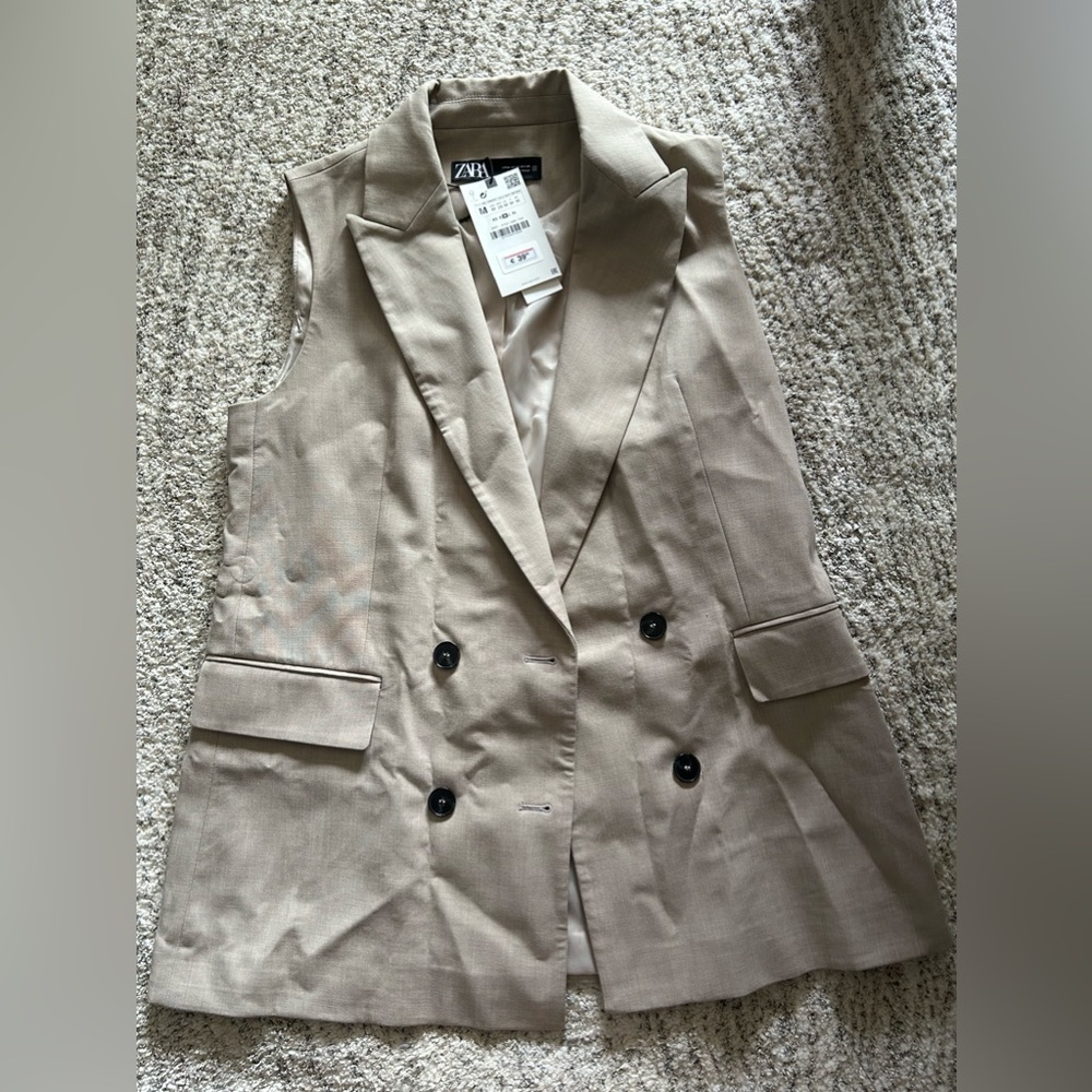 Short sleeve beige colored blazer, new with tags.